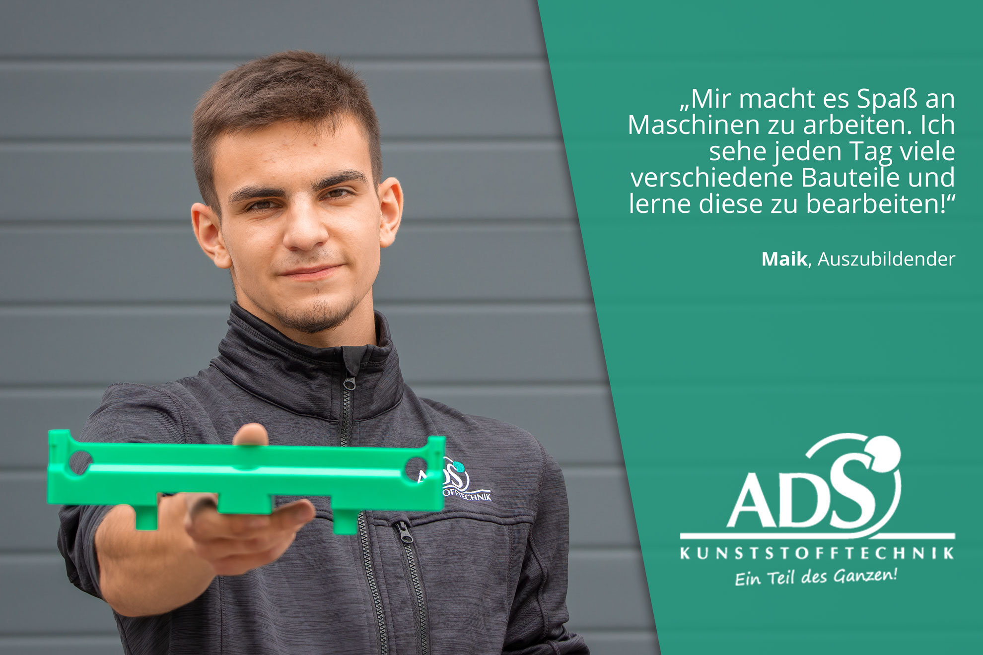 Mitarbeiterstimmen-ADS-Kunststofftechnik---Maik Auszubildender bei ADS Kunststofftechnik hält freundlich lächelnd ein grünes Kunststoffbauteil in die Kamera.