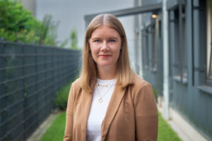 Pauline-Woltering-Ansprechpartnerin-Personalabteilung-ADS-Kunststofftechnik Portait von Pauline Woltering, der Ansprechpartnerin der Personalabteilung von ADS Kunststofftechnik.