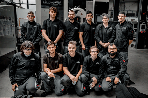 9E5A7094-500-px Gruppenfoto von elf Auszubildenden bei ADS Kunststofftechnik.