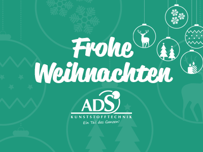 Weiße Weihnachtskugeln auf auf grünem Hintergrund. Aufschrift "Frohe Weihnachten".