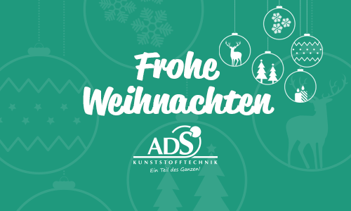 Weiße Weihnachtskugeln auf auf grünem Hintergrund. Aufschrift "Frohe Weihnachten".